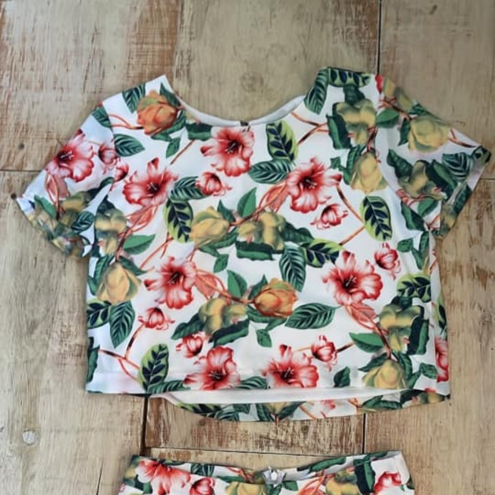 High wasted shorts with matching crop top